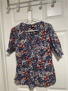 Talbots Summer Floral Ruffled V-Neck Blouse in Navy with Coral & Cream Flowers M